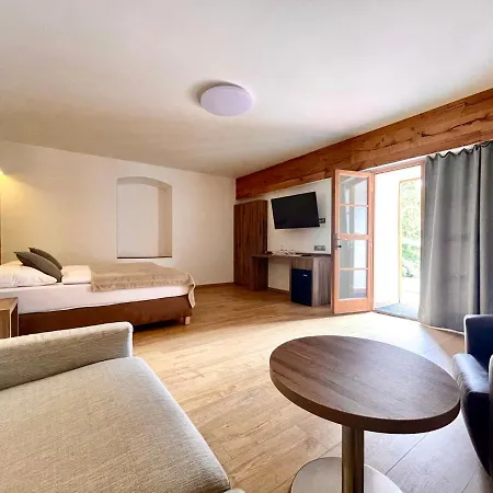 Hotel Dvur Pecinov Benesov (Central Bohemian)
