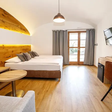 Отель Dvur Pecinov 4*
