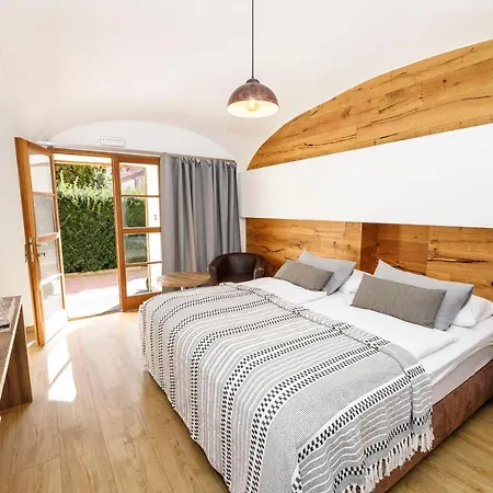 Dvur Pecinov Hotel 4*