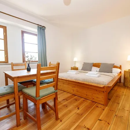 Dvur Pecinov 4*