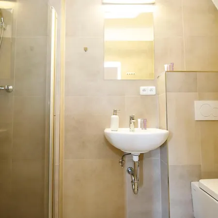 Hotell Dvur Pecinov 4*