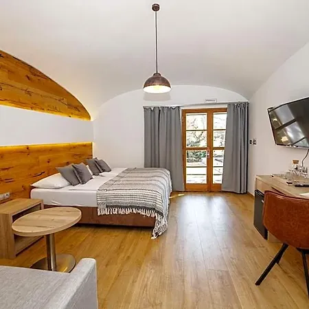 Hotel Dvůr Pecínov 4*