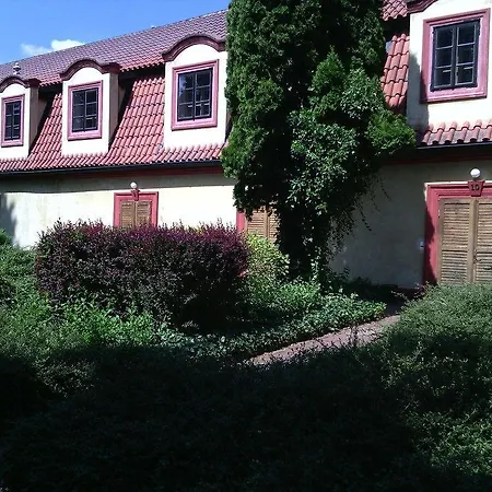 Dvur Pecinov מלון בנסוב