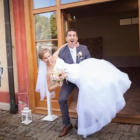 Hotel Dvur Pecinov Benesov (Central Bohemian)