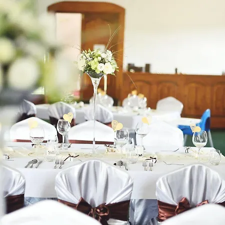 Hotel Dvůr Pecínov 4*