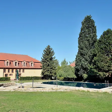 Dvur Pecinov Hotel