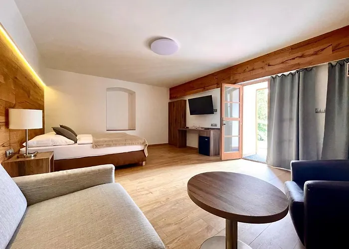 Hotel Dvur Pecinov Benesov (Central Bohemian)