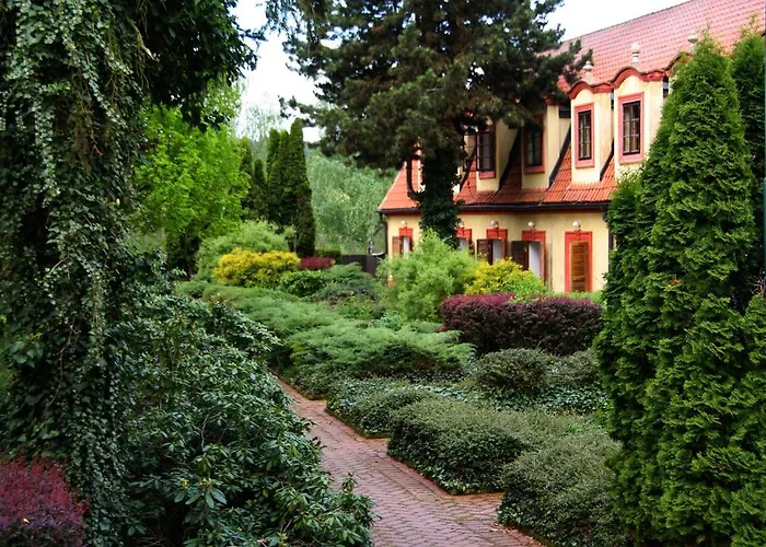 Hotel Dvur Pecinov 4*